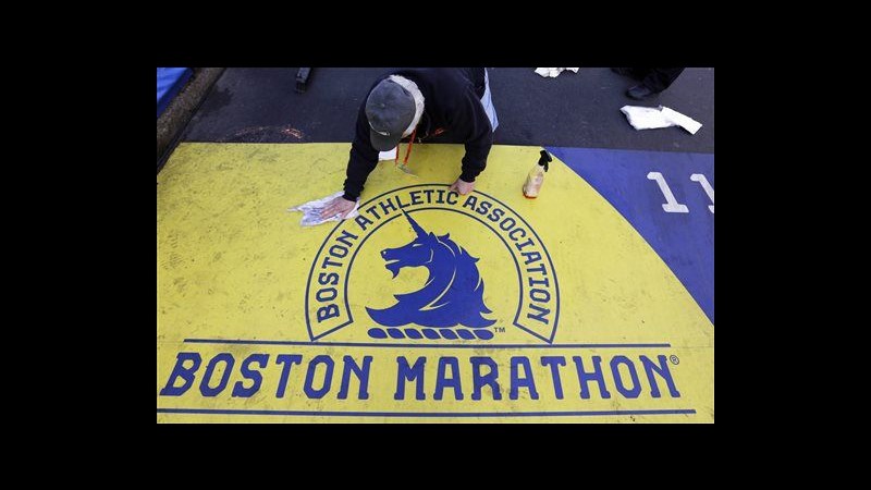 Maratona Boston, migliaia di corridori si radunano alla partenza