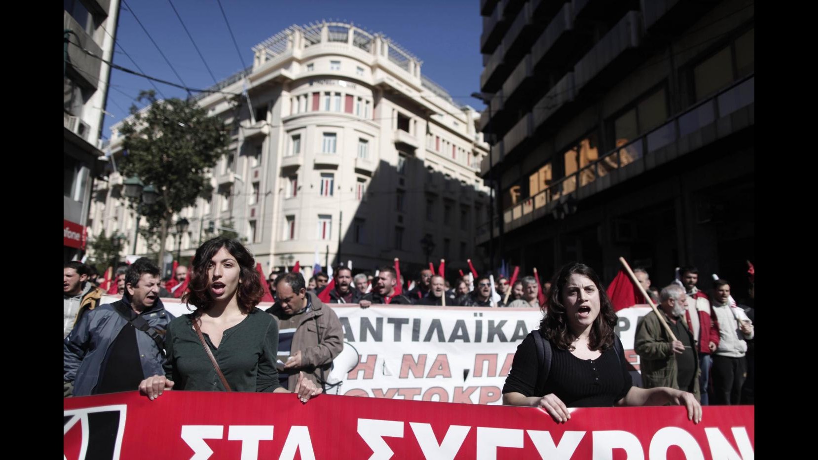 Grecia, Banca centrale: Proseguire con austerità nonostante recessione