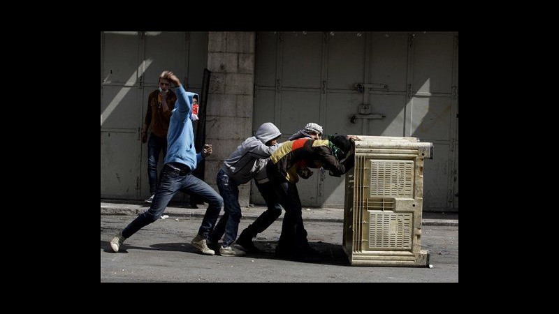 Cisgiordania,migliaia a funerali detenuto palestinese morto in carcere
