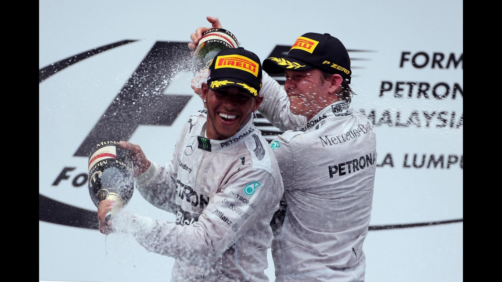 F1, Gp Cina: doppietta Mercedes, trionfa Hamilton. Alonso terzo