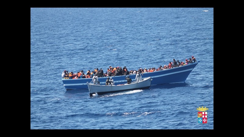 Sbarchi, in arrivo a Pozzallo 818 migranti soccorsi dalla Marina