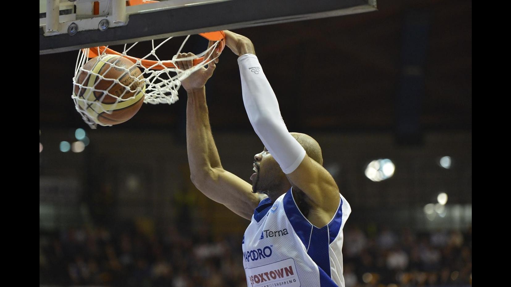 Basket, Serie A: Sassari raggiunge Varese in vetta, ok Siena, Milano ko