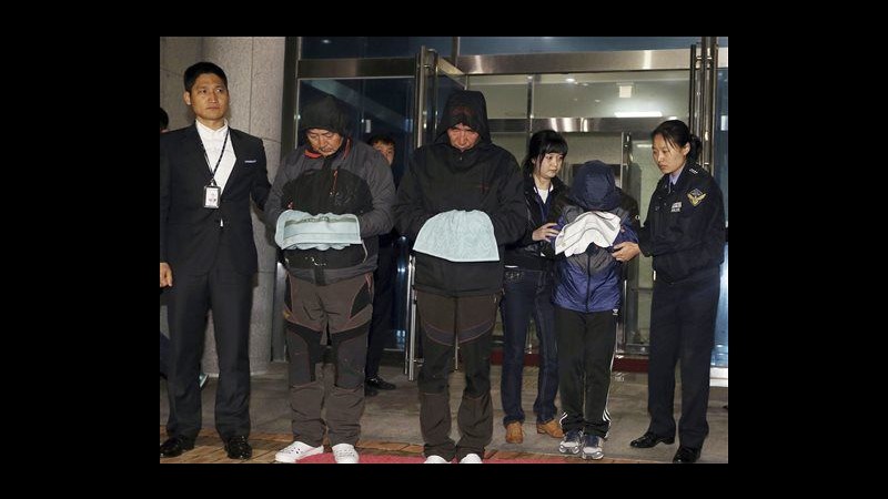 Sud Corea, naufragio traghetto: capitano difende ritardo evacuazione