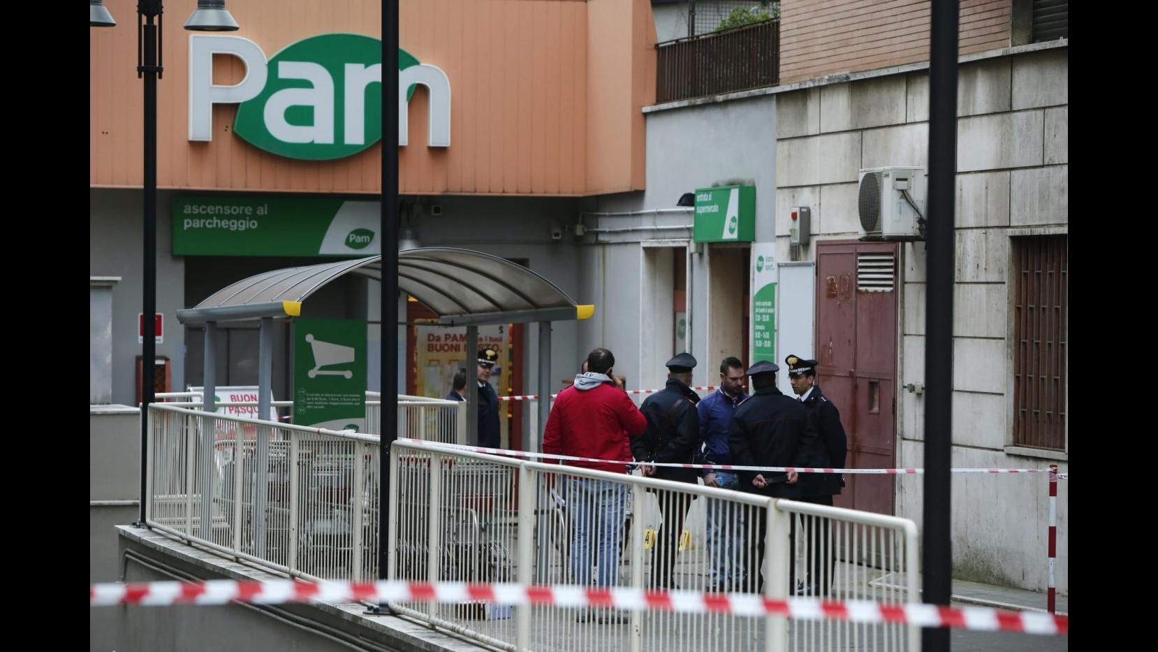 Roma, tenta rapina a portavalori: morto dopo sparatoria con carabinieri