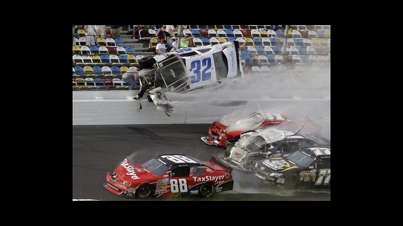Motori, incidente coinvolge pubblico in gara Nascar a Daytona
