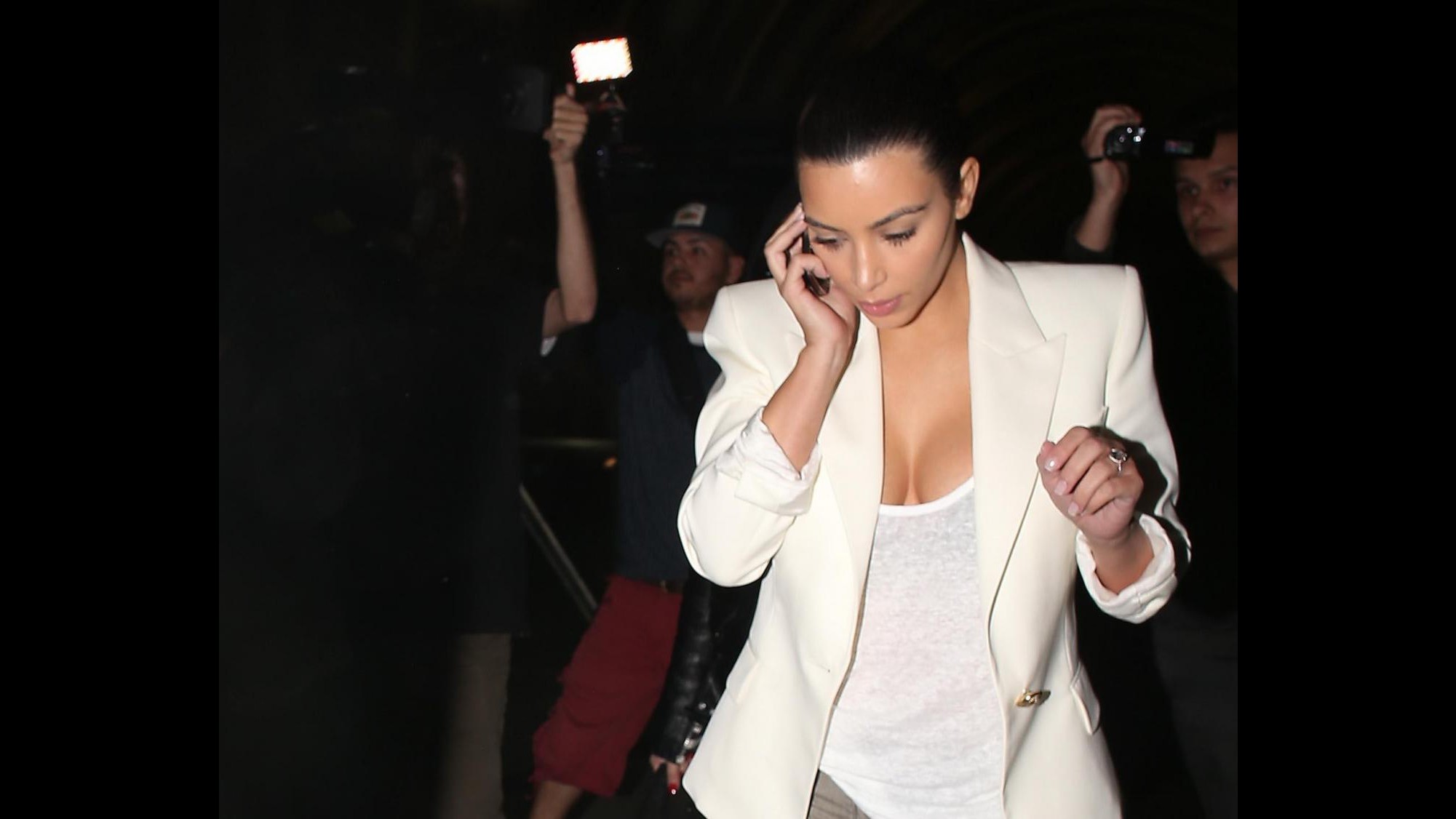 Kim Kardashian look chic per volare fino a Miami