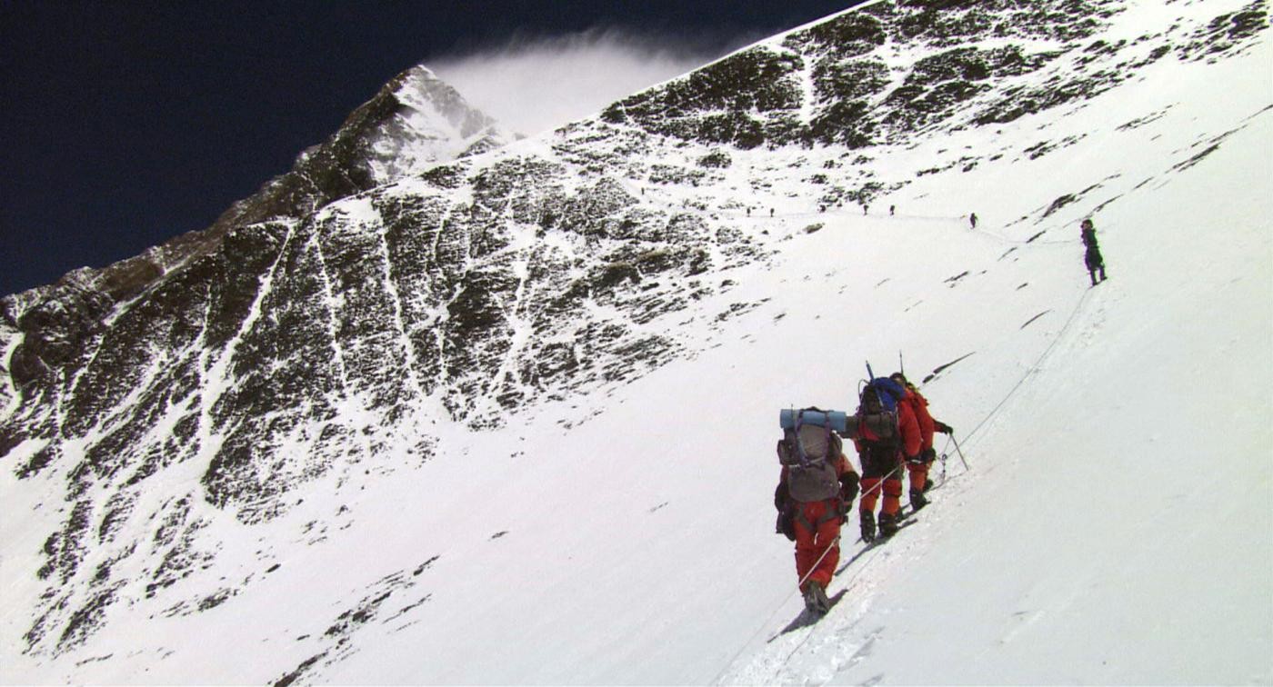 Valanga sull’Everest uccide 12 sherpa. È peggiore incidente mai avvenuto in quota