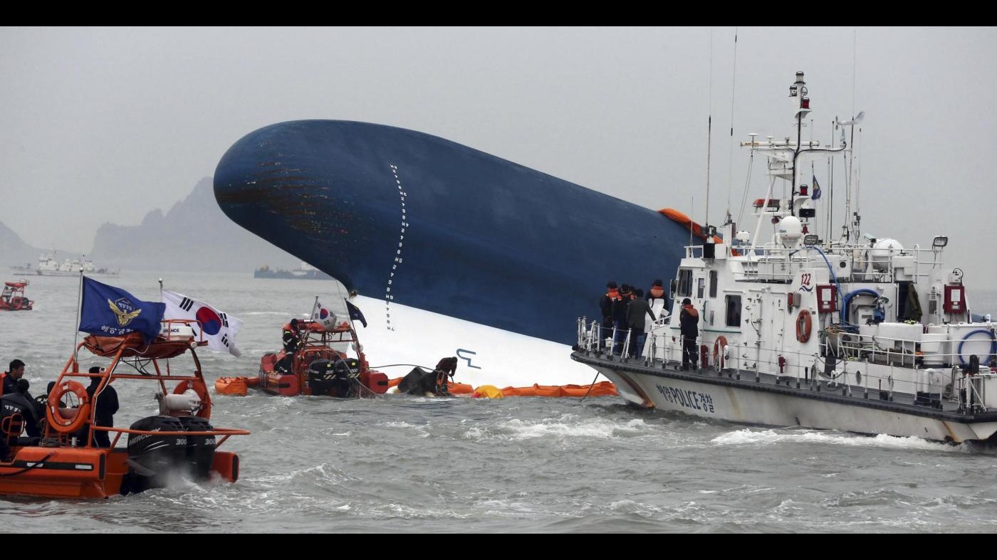 Sud Corea, naufragio traghetto: morti salgono a 28, ancora 268 dispersi