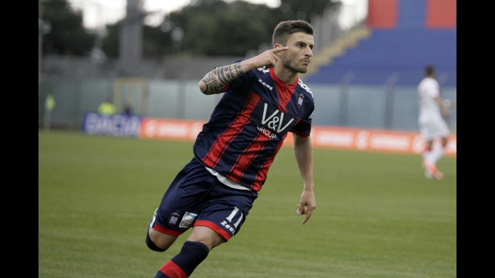 Serie B, Crotone continua il volo: 3-2 al Varese nell’anticipo