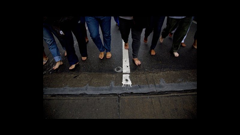 Venezuela, studenti in marcia a piedi scalzi contro il governo