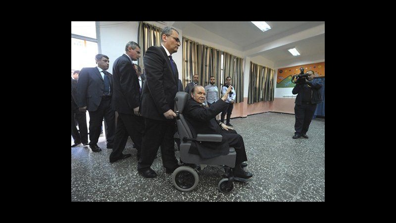 Algeria, presidenziali: Bouteflika vota in sedia a rotelle