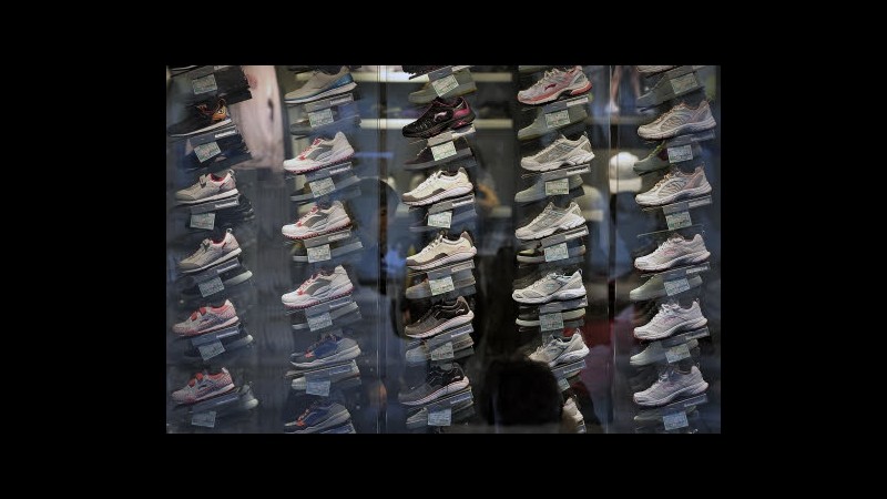Cina, cresce adesione a sciopero in colosso scarpe: fermi in 30mila