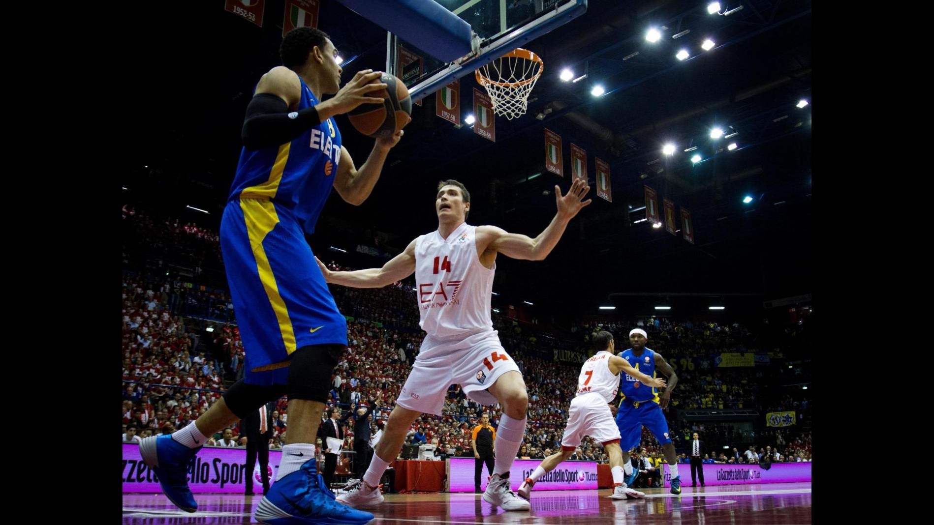 Eurolega, harakiri Milano in gara 1 playoff: Maccabi espugna il Forum 101-99 all’overtime
