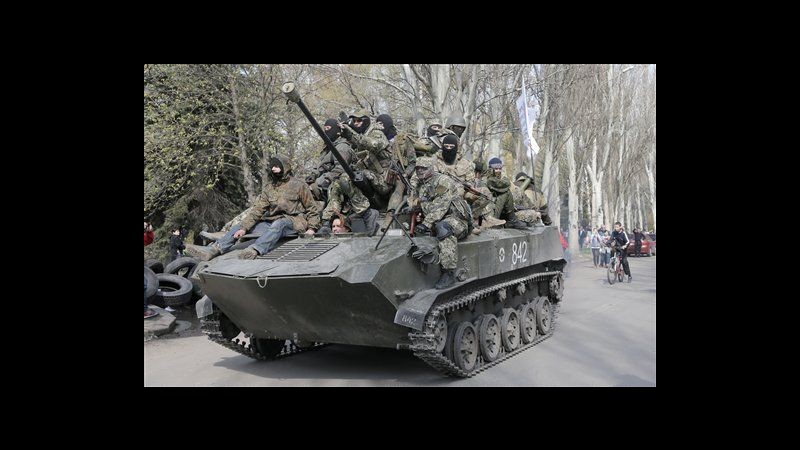 Ucraina, soldati di Kiev depongono armi davanti filorussi a Pchyolkino