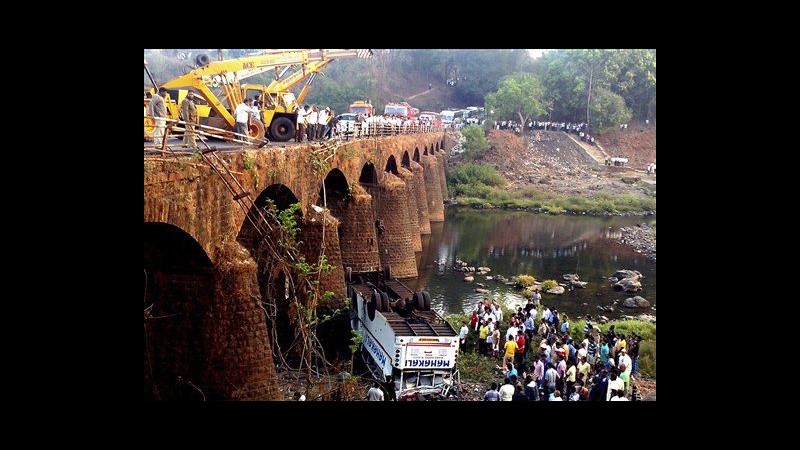 India, autobus cade da ponte nell’ovest: almeno 37 morti e 15 feriti