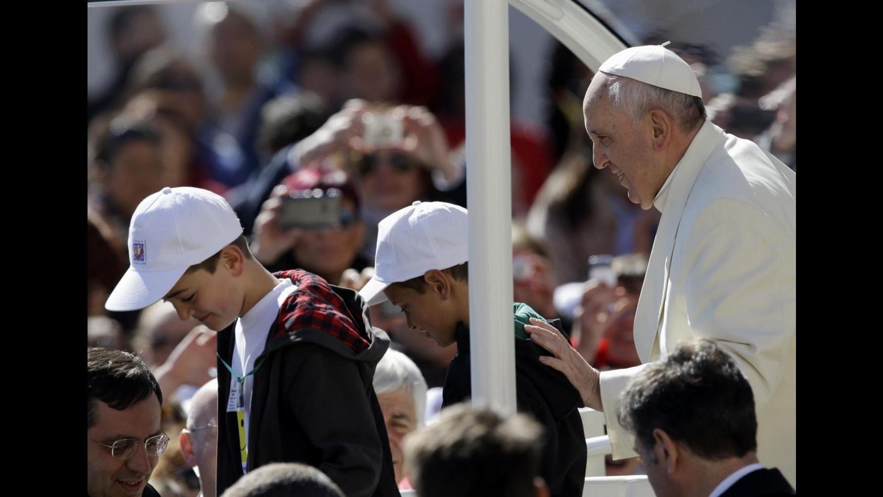 Vaticano, Francesco in papa-mobile con due bambini. Un altro gli offre patatine