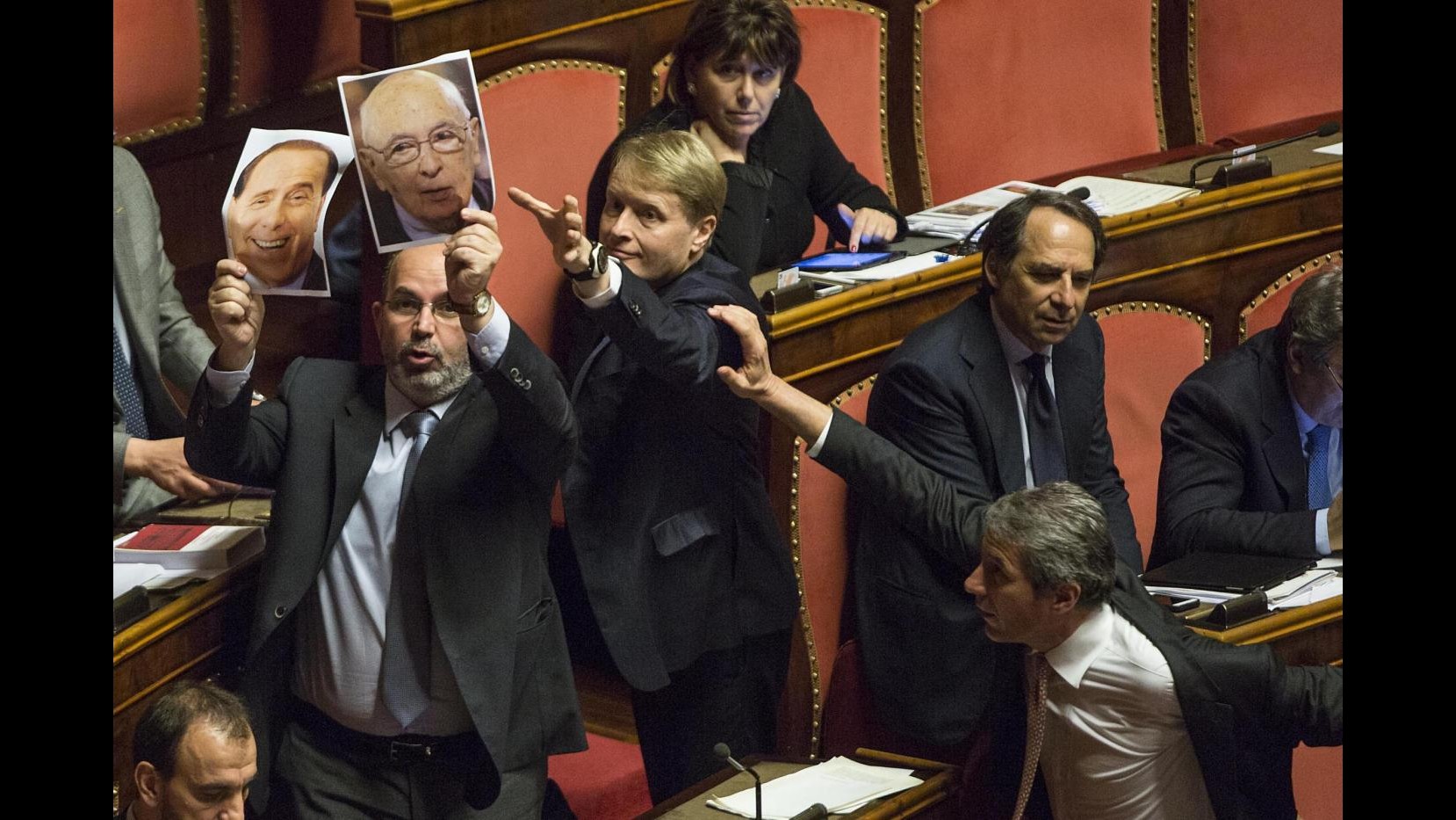 Mafia, ddl voto scambio è legge con 191 sì. Cori e cartelli di protesta dal M5S