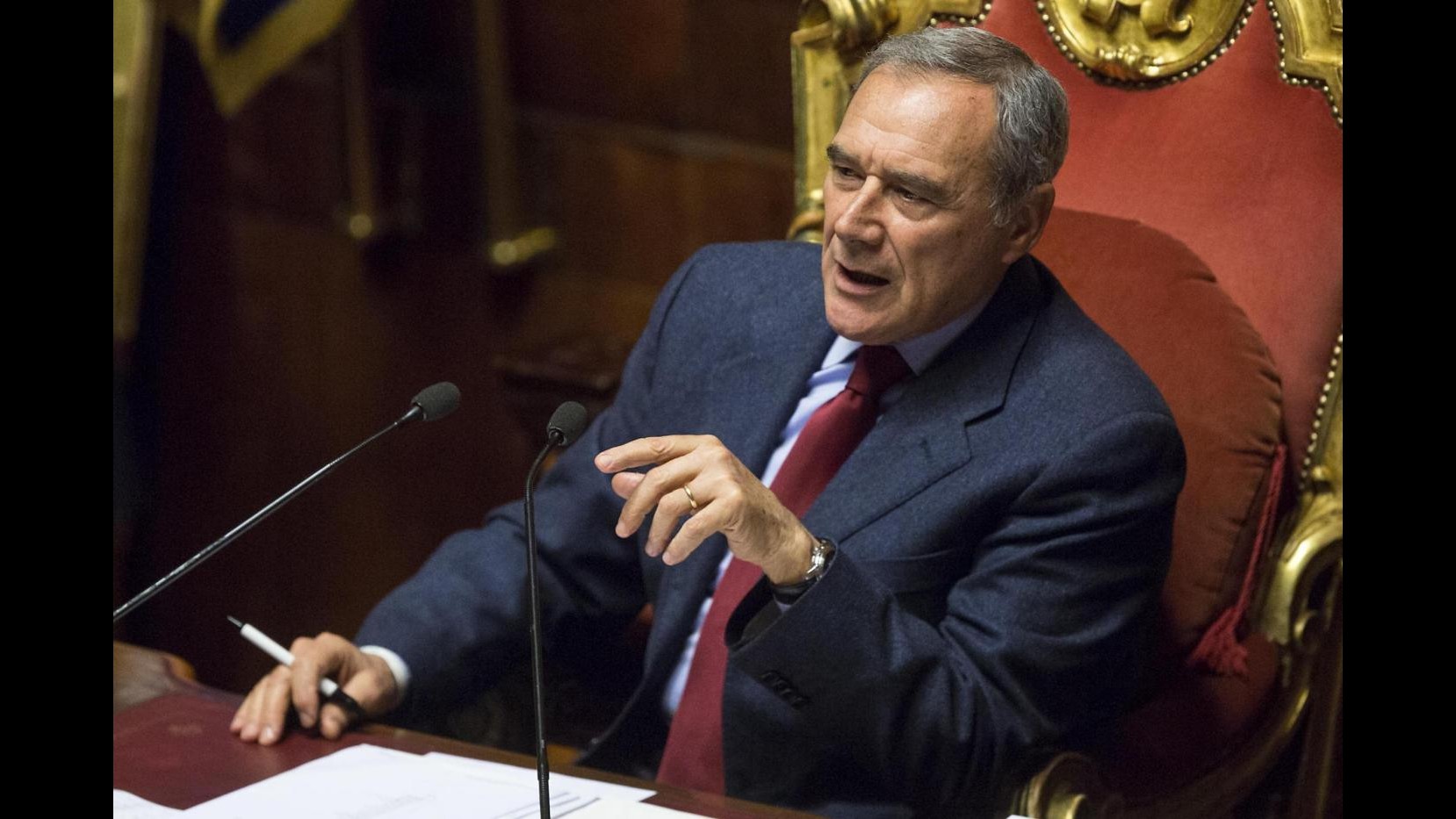 Mafia, bagarre in aula: Grasso espelle 2 senatori M5S, l’ordine lo stabilisco io
