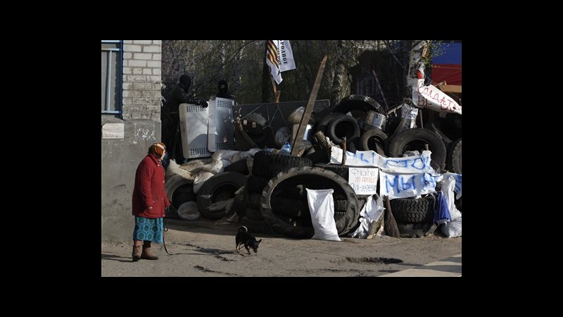 Ucraina, soldati disertori su blindati con bandiere russe a Slovyansk