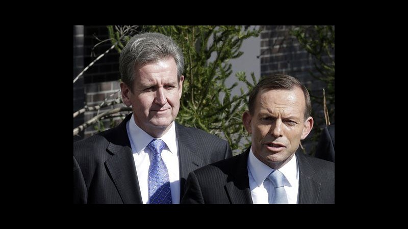 Australia, bottiglia vino in regalo: governatore New South Wales lascia