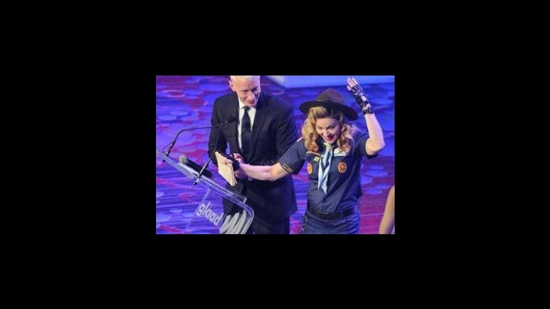 Madonna si veste da boy scout per difendere diritti dei gay