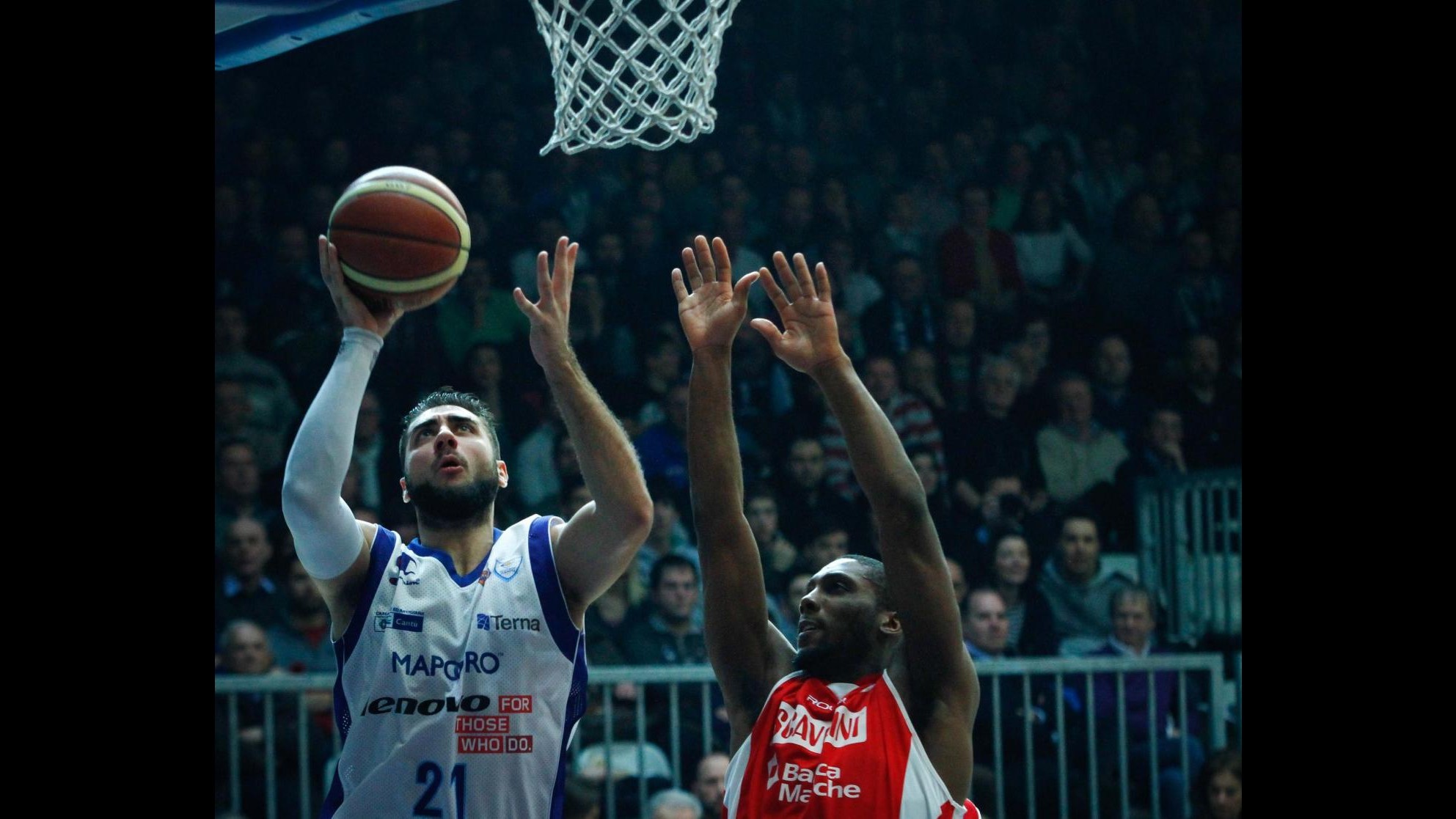 Basket, Sassari batte Varese e la raggiunge in vetta, Siena ko