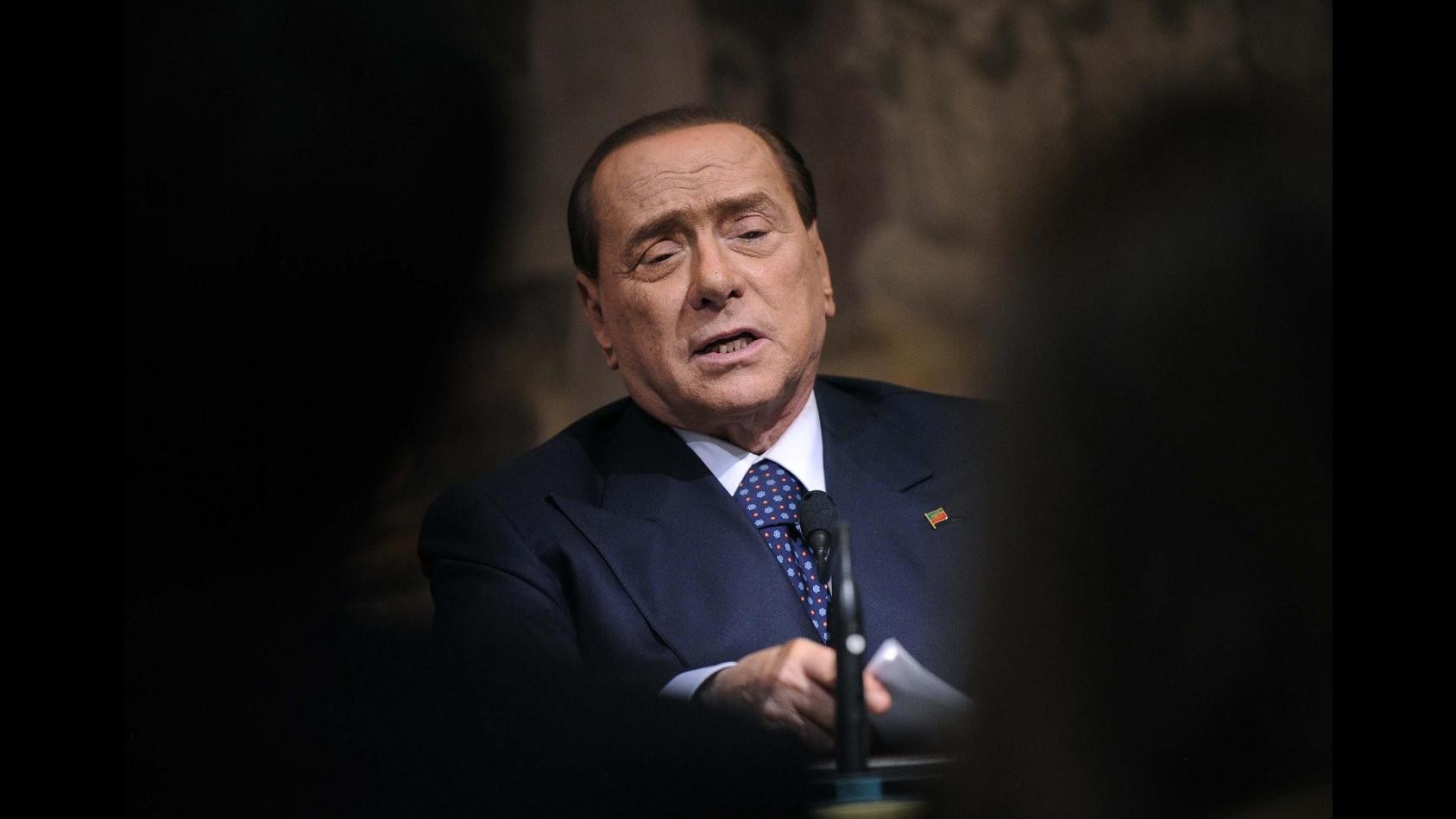 Berlusconi ai servizi sociali: assisterà anziani. A Roma solo dal martedì al giovedì