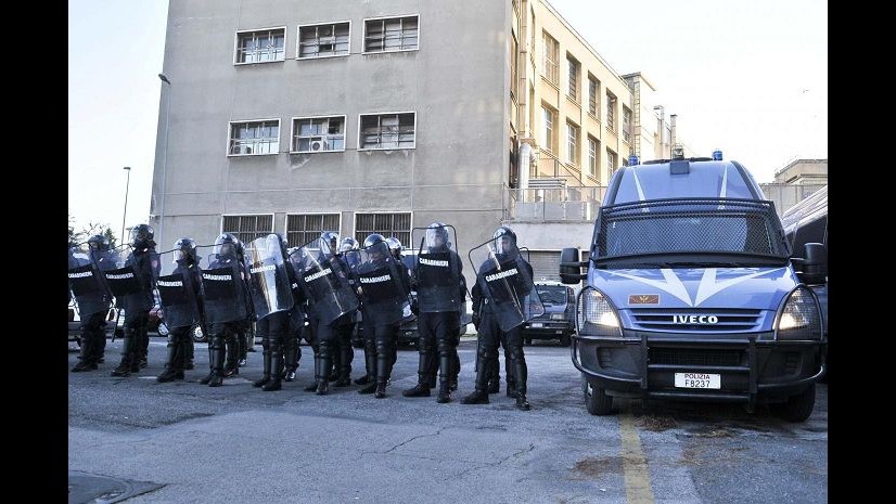 Corteo Roma, la procura indaga sull’agente che ha calpestato la manifestante