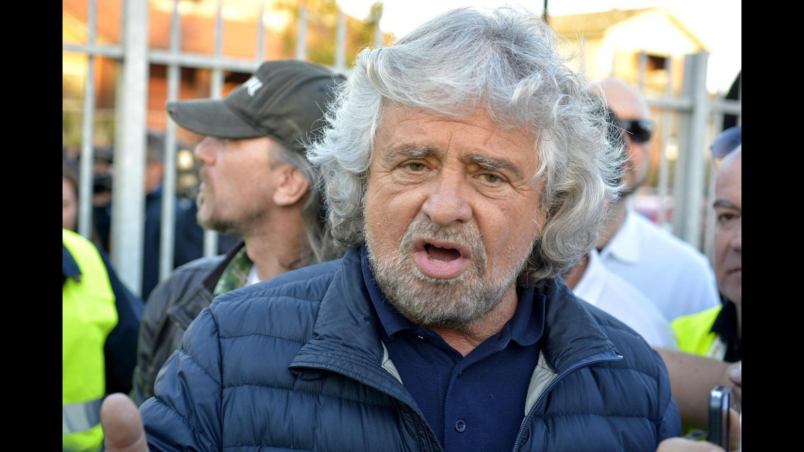 Grillo riscrive Levi e attacca Napolitano e Renzi. Comunità ebraica: Oscena banalizzazione