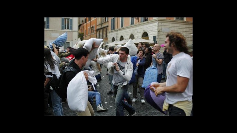 Roma, battaglia dei cuscini in piazza a Trastevere