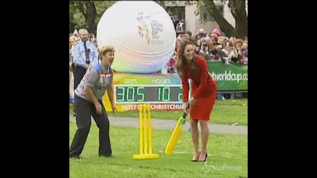 Gioca coi tacchi a cricket, Kate sempre più amata dai sudditi