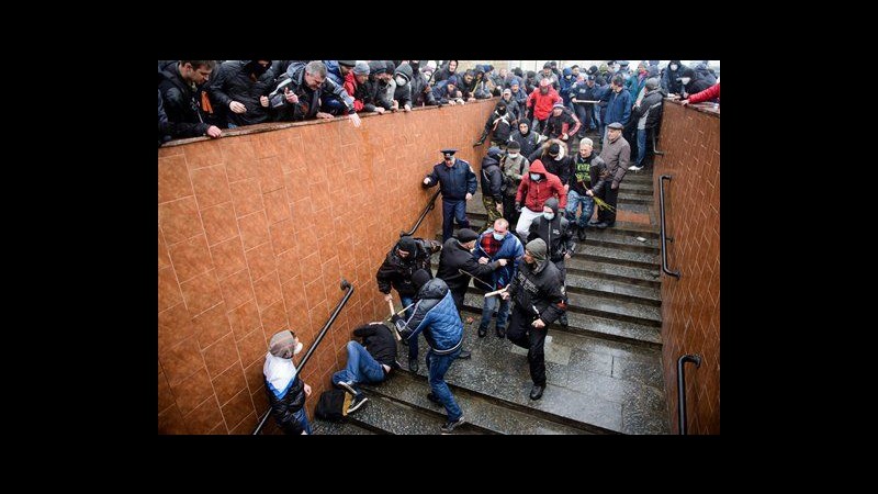 Ucraina, scontri a Charkiv tra filorussi e pro-Kiev: 10 feriti