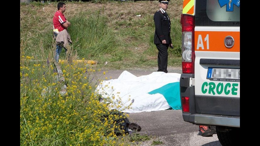 Auto si ribalta in fossato, due vittime nel milanese