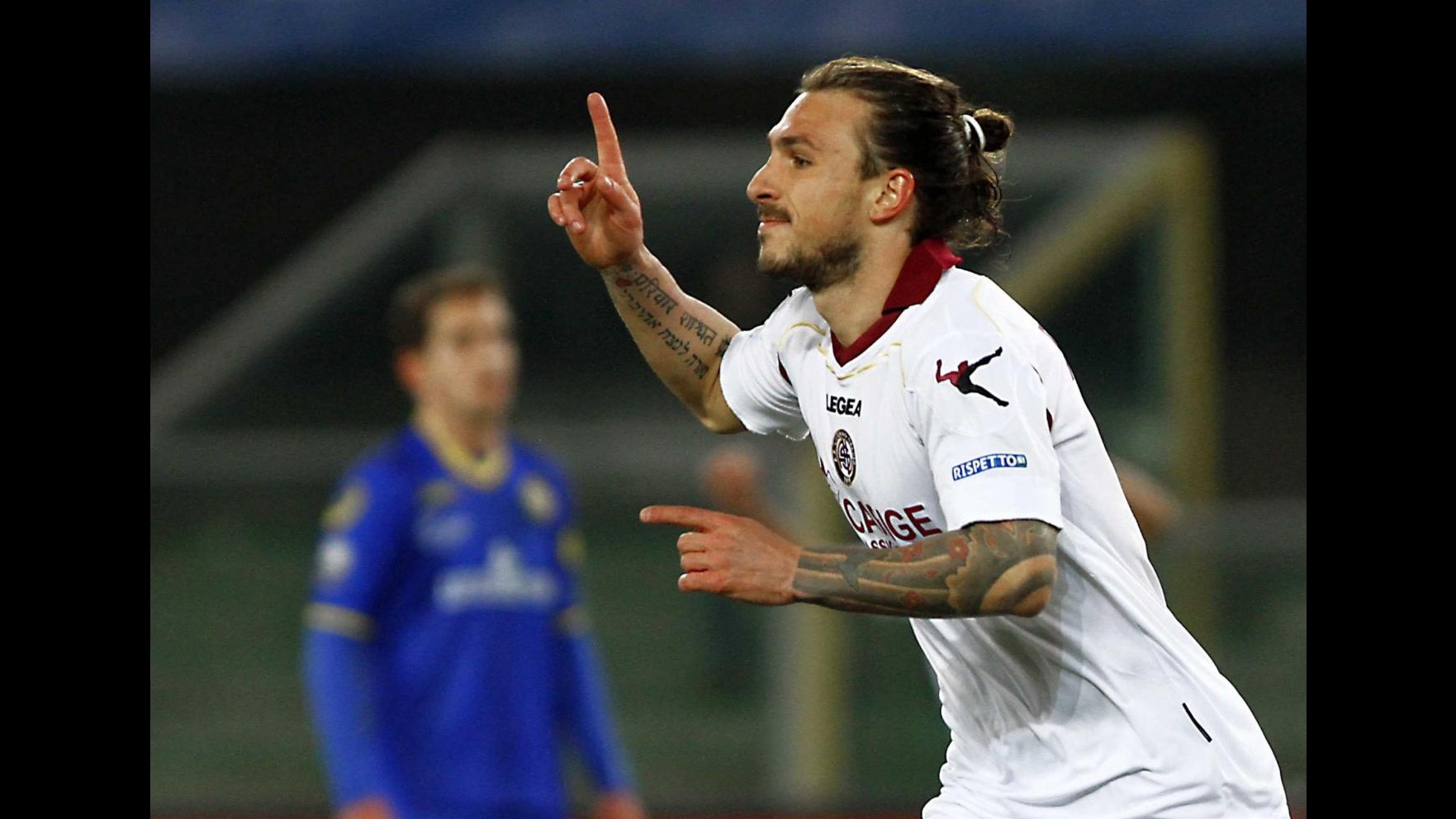 Serie B, Verona-Livorno 1-1 nell’anticipo. Il Sassuolo ringrazia