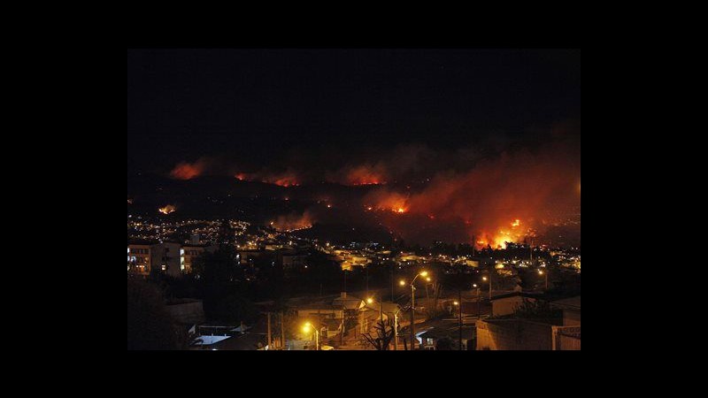 Cile, gigantesco incendio a Valparaiso: 4 morti, 5mila evacuati