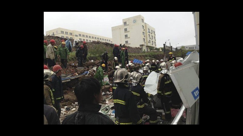 Cina, crolla muro dopo forti piogge a Qingdao: 18 morti