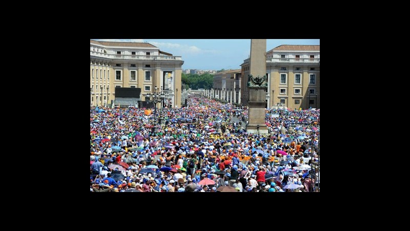 Papa Francesco incontra il mondo della scuola: in 300mila in piazza