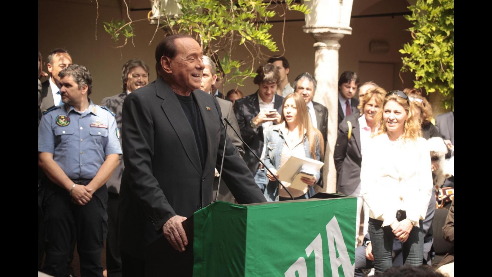 Berlusconi senza Dudù alla festa dei cani e attacca i pm