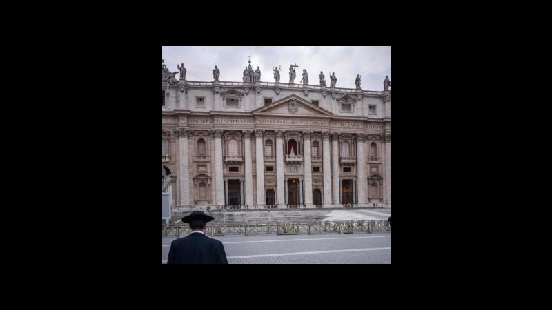 Piazza S.Pietro il giorno dopo, tra preghiera e meditazione