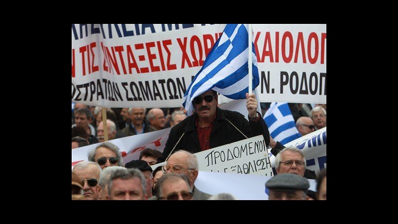 Grecia, disoccupazione record al 26% in IV trimestre, giovani al 57,8%