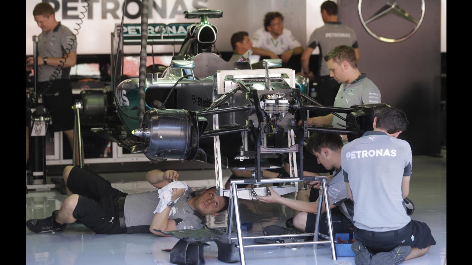 F1, Gp Spagna: Hamilton leader dopo prime libere. Alonso 4°, problemi per Vettel