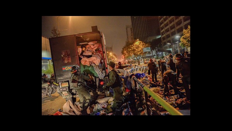 Venezuela, scontri fra polizia e manifestanti a Caracas: ucciso agente
