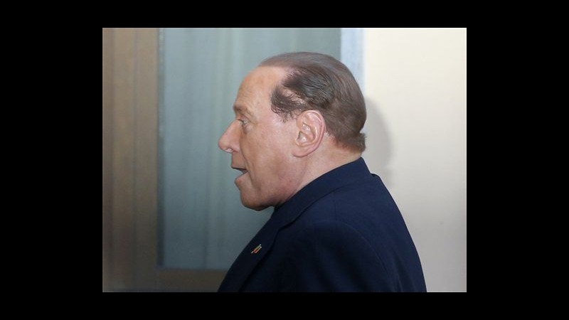 Berlusconi arriva alla fondazione Sacra Famiglia, primo giorno di servizi sociali