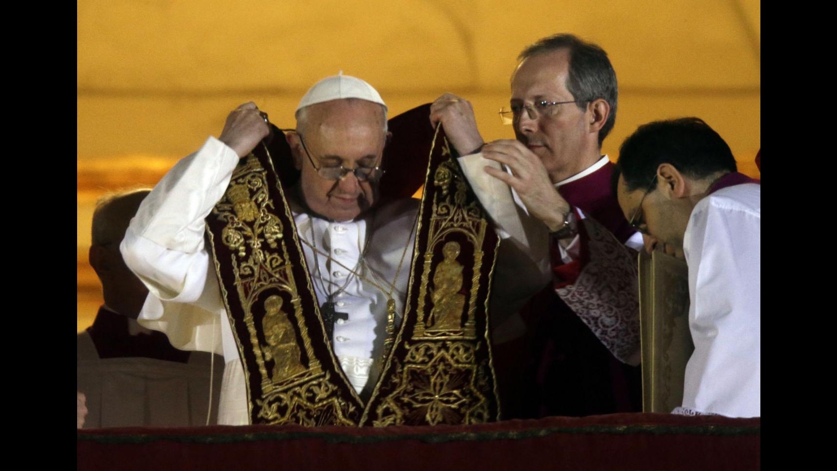 Papa Francesco, folla delusa: non vede Pontefice uscire da basilica