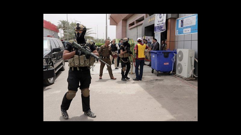 Iraq, bomba in un bar a Baghdad: salgono a 12 i morti di oggi