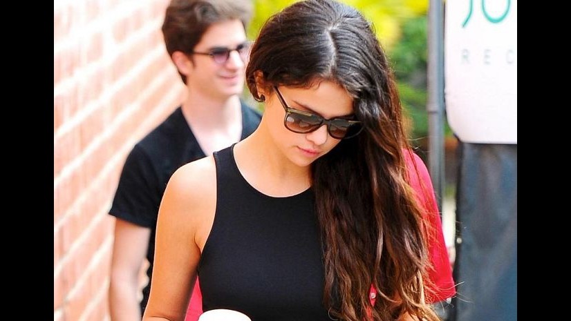 Selena Gomez appende cappello magico di ‘Waverly’ con episodio reunion