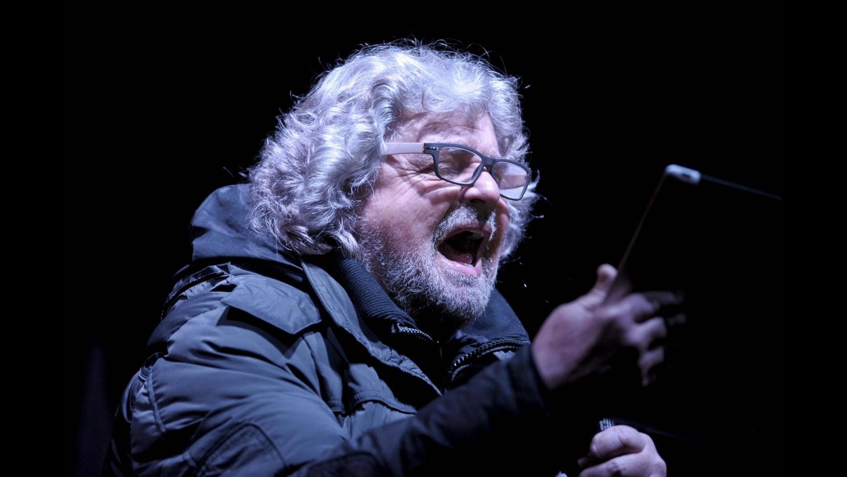 Grillo: Siamo de facto già fuori dall’euro, ora referendum on-line