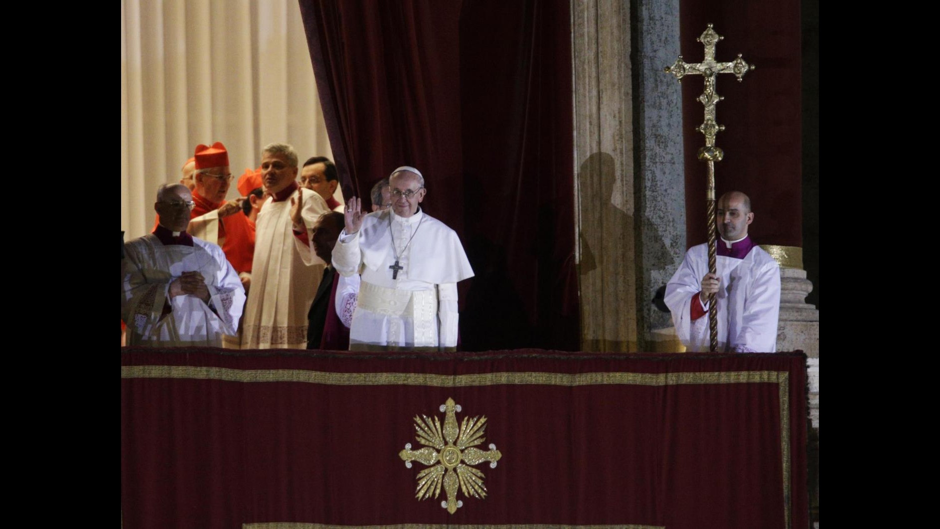 Papa Francesco, la fumata bianca alle 19.05 dopo 5 votazioni