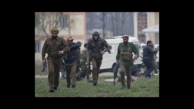 Kashmir, attacco a base paramilitari: morti 5 soldati e 2 militanti