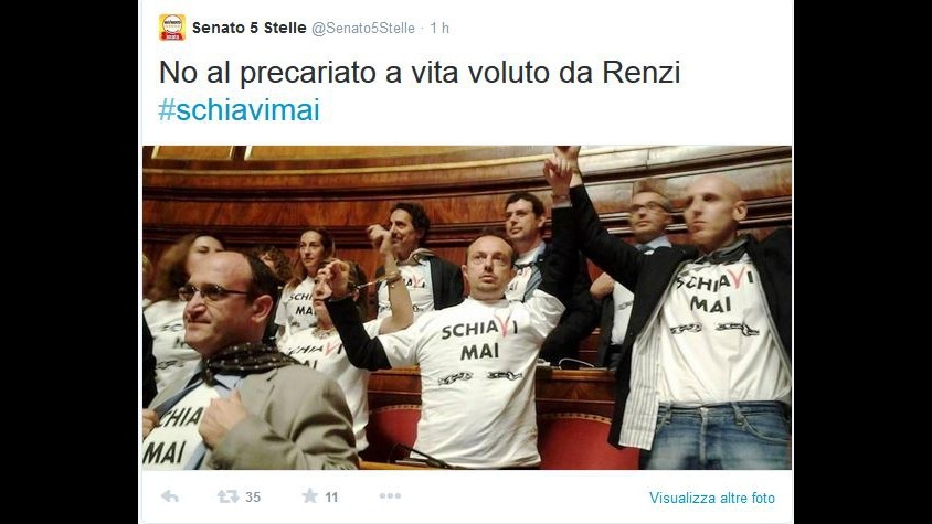 Lavoro, Governo incassa la fiducia. Senatori M5S incatenati: Schiavi mai